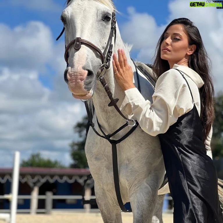 Dilara Büyükbayraktar Instagram - I finally found that white horse 🦄☘️