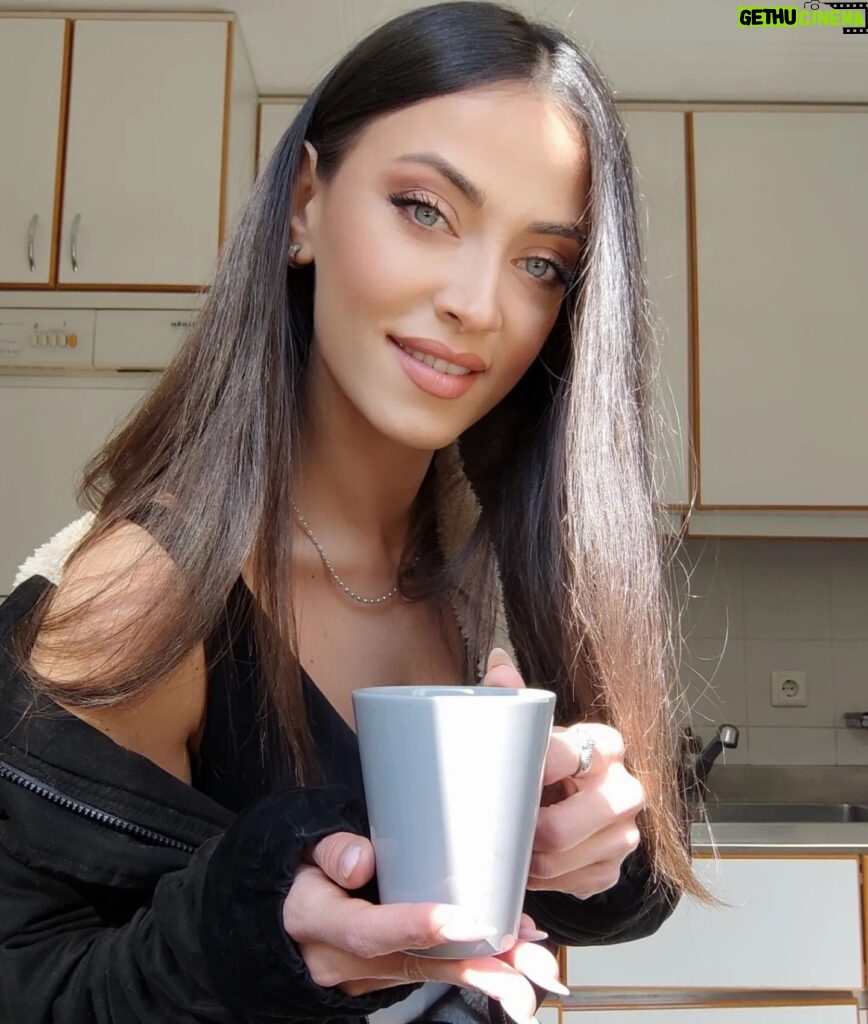 Dilara Büyükbayraktar Instagram - Coffee?