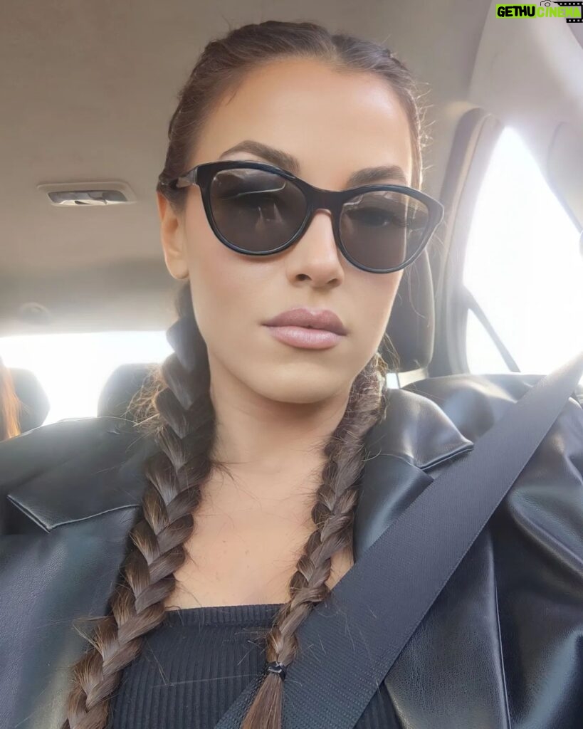 Dilara Büyükbayraktar Instagram - Fonda çalan: Fondip - Bornovalı mısın sen? 🎧