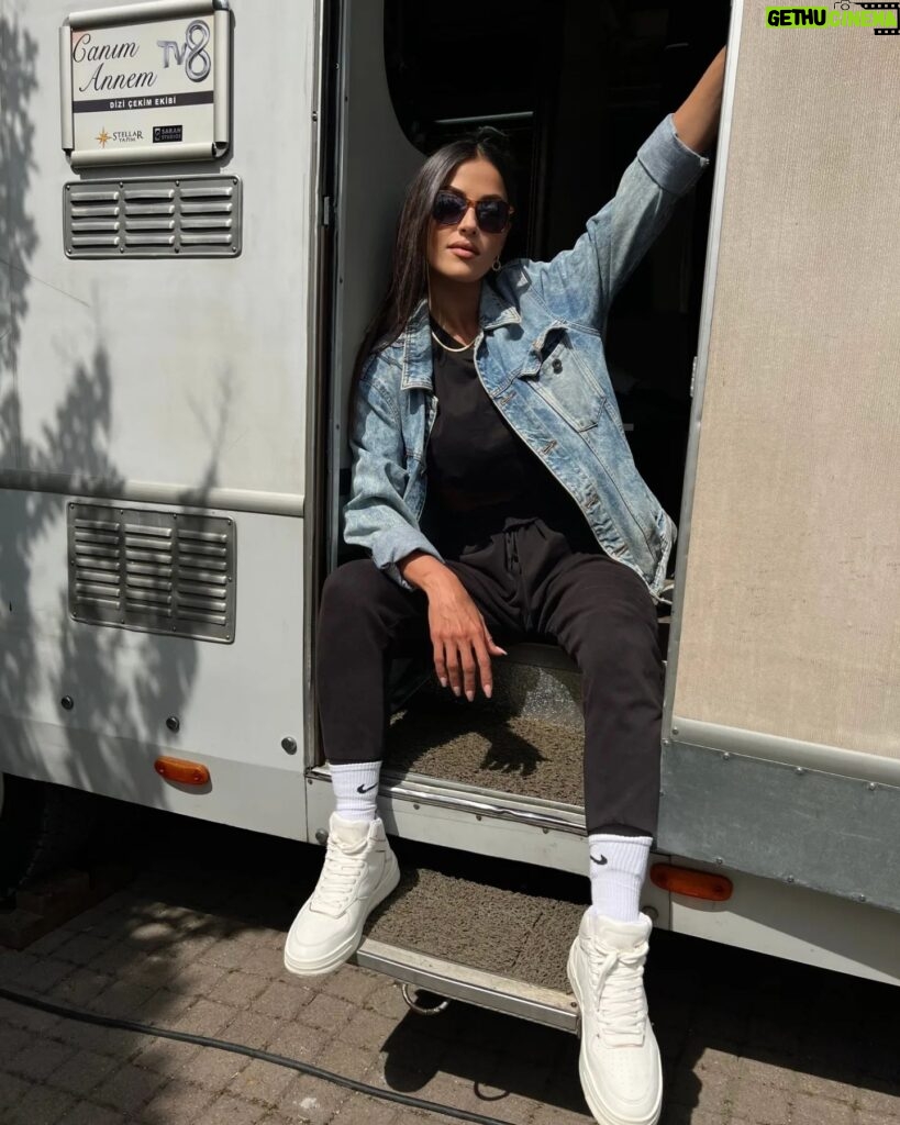 Dilara Büyükbayraktar Instagram - Sanki hiç yokmuş gibi biraz daha karavan fotosu atayım ✌🏼😎 📸: @burakserv #canimannem #tv8 #saranstudios #stellaryapım #karavan #set #sethalleri #dizi #diziçekimekibi