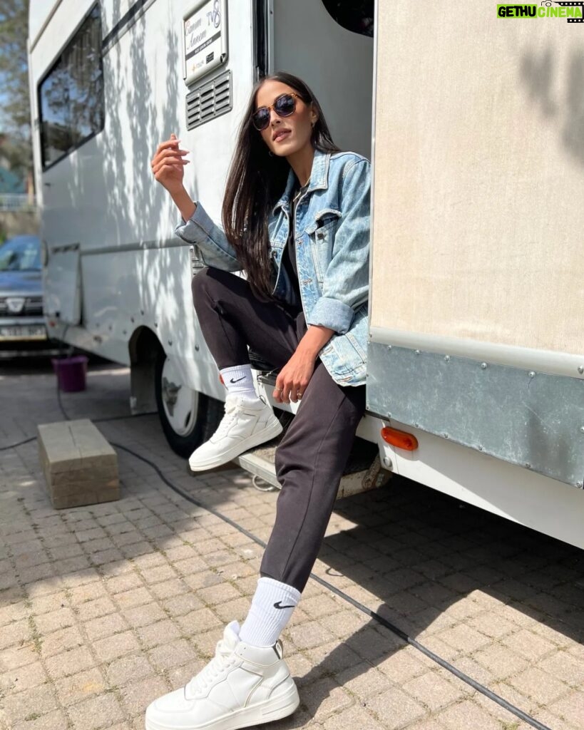 Dilara Büyükbayraktar Instagram - Sanki hiç yokmuş gibi biraz daha karavan fotosu atayım ✌🏼😎 📸: @burakserv #canimannem #tv8 #saranstudios #stellaryapım #karavan #set #sethalleri #dizi #diziçekimekibi