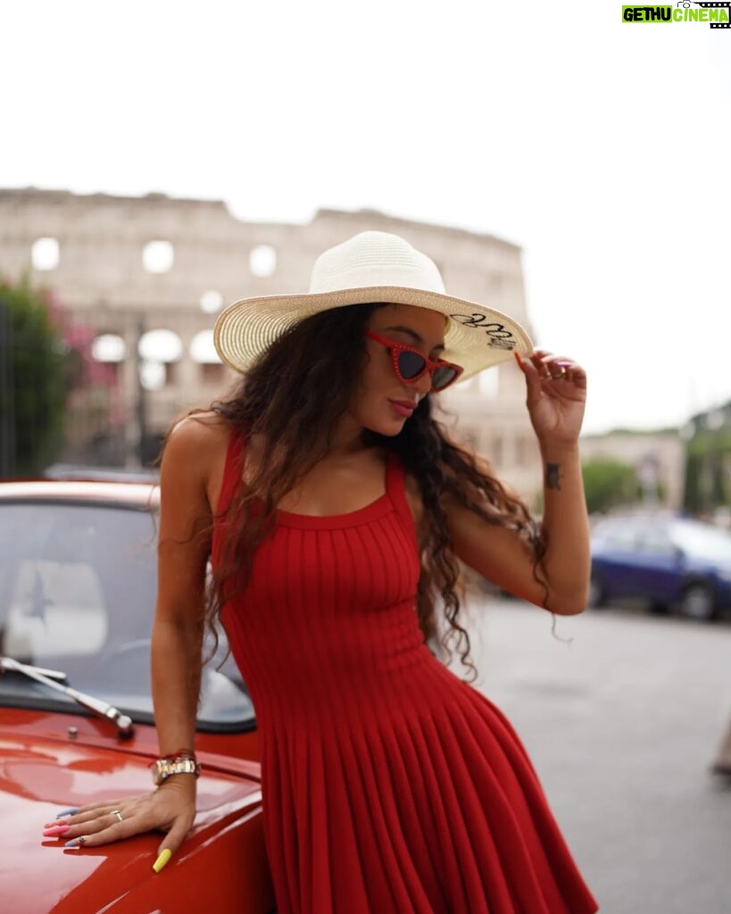 Dilara Kazimova Instagram - Miss 💛 Photo by @miri.take @jsphotovenice #kolizey #italy #travel #summer