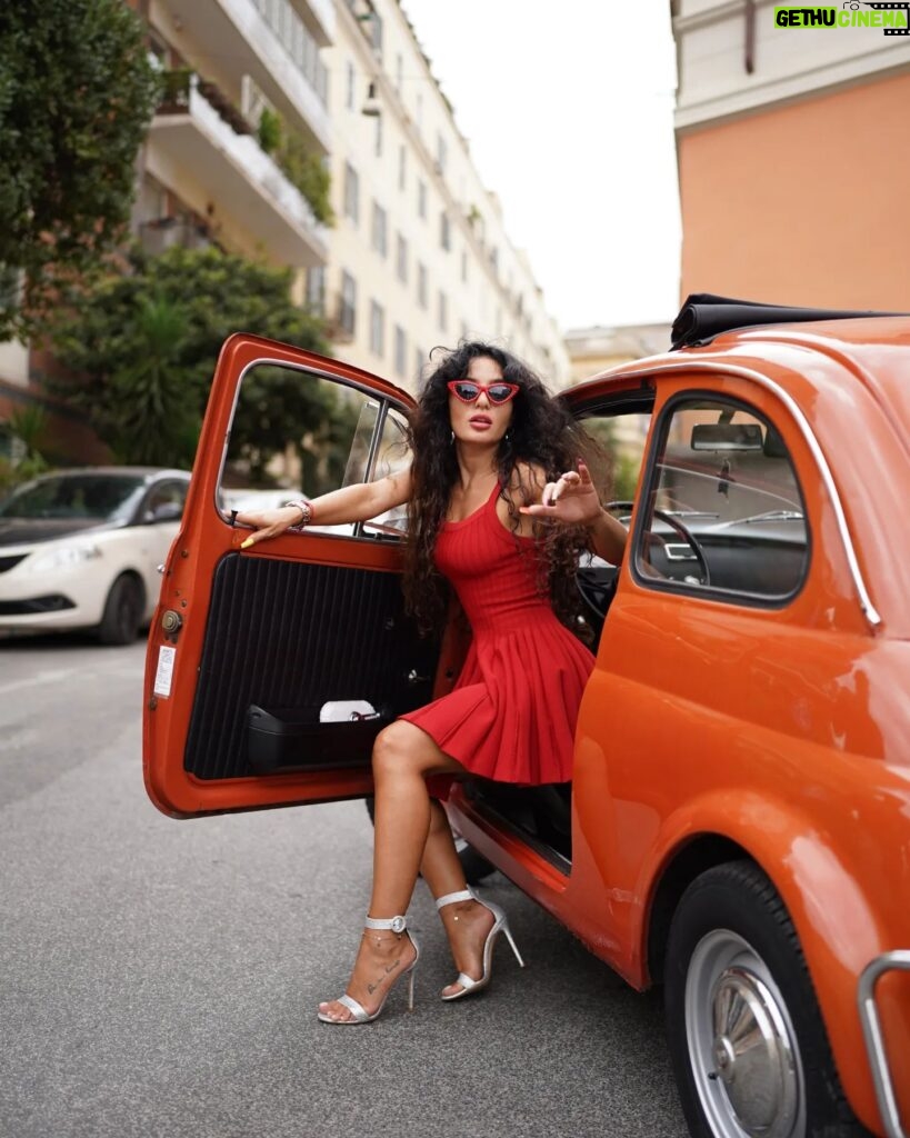 Dilara Kazimova Instagram - Miss 💛 Photo by @miri.take @jsphotovenice #kolizey #italy #travel #summer