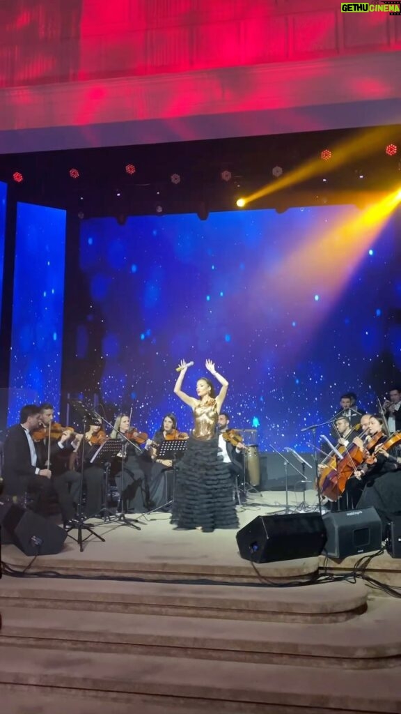 Dilara Kazimova Instagram - Golden eye with orchestra ❤️👑 #dilara #dilarakazimova #liveperformance #canlı #keşfetteyim #keşfetteyiz