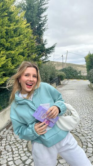 Dilara Kurtulmuş Instagram - Severek kullandığım, acısız bir şekilde, pürüzsüz ve yumuşacık bir cilt sağlayan Gillette Venus Comfortglide Breeze’i bedavaya alabilirsiniz nasıl mı? 

Dilediğiniz bir marketten Gillette Venus ürünlerinden alın, fişini saklayın. Burası önemli. Kadınlarbilir.com adresine fiş fotoğrafını ekleyip, banka bilgilerinizi girin. İşte bu kadar. İadesi banka hesabınıza yapılıyor.💜

Ücretsiz olduğu için yanında aldığım 4’lü yedek bıçak seti ile de yaza kadar pürüzsüzlüğü garantilemiş oldum.🫶🏼

@gillettevenustr #işbirliği