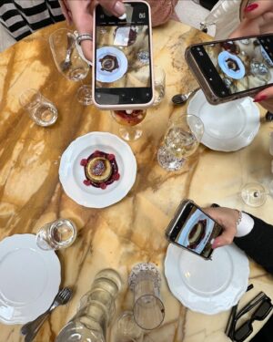 Dilara Kurtulmuş Instagram - Dönmüş olsamda fotoğraflarım bitmiyor🥹😍