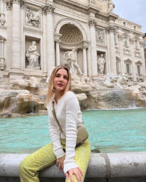 Dilara Kurtulmuş Instagram - Trevi >> 💛✨
