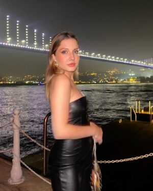 Dilara Kurtulmuş Instagram - Geçen geceden🖤