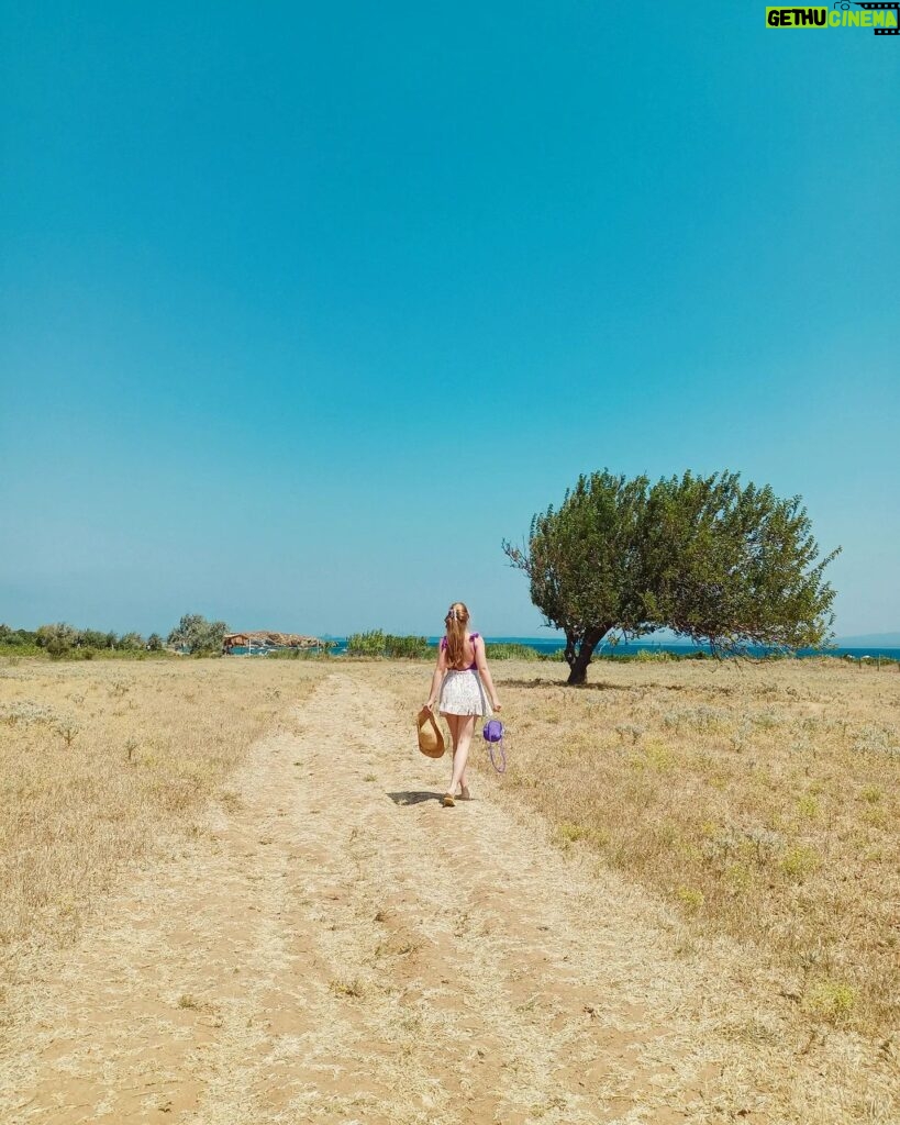 Dilara Mücaviroğlu Instagram - Ne zaman geldin Ruhum! Görmedim seni...unuttum sandım, çok özlemişim..🙏🏻🌳