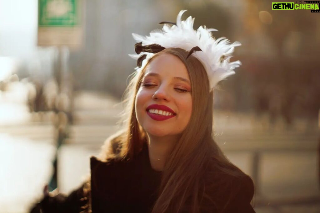 Dilara Mücaviroğlu Instagram - Just stop for a minute and SMILE...🤍🕊️ 👒: @hatmaker.co 📸: @bushchristopher