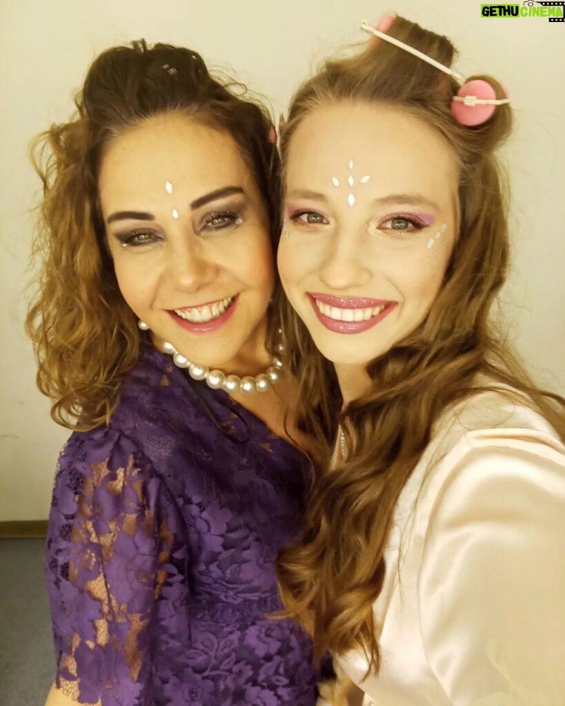 Dilara Mücaviroğlu Instagram - Çiçek Annemm, kıymetlim💜 @cicekdilligil 💐Biz az sonra sahnedeyizz! 🎭