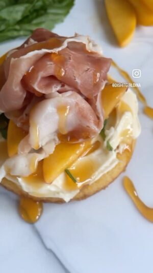 Dina Deleasa Instagram - Just bought a bunch of peaches and you better believe I’ll be stacking myself up one of these babies!

Have you ever seen the corn muffin tops ? Siena loves them! Layer on some spreadable Brie, basil leaves, peach slices and prosciutto. Don’t forget to drizzle with hot honey!! English muffins or a thick piece of toast works well too!

#quicklunch #peaches🍑 #peachrecipes #easyrecipe #lunchideas