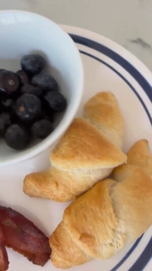 Dina Deleasa Instagram - Good morning ☀️! There was a chill in the air this morning hence the fluffy robe, I’m not ready! As I made these stupid easy cinnamon sugar croissants I thought why not share another non propped , non glammed out reel , bc life isn’t always a curated IG reel, especially not first thing in the morning. I did drink a little water before my coffee, so there is that !

Cinnamon sugar always makes me nostalgic, my mom used to make me toast with butter and cinnamon sugar all the time ! Anyone else ?

#goodmorningpost #notaninstamom #breakfastideas #easyrecipes #recipesforkids #onmytable