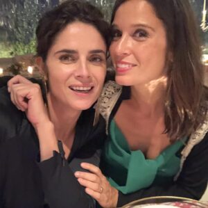 Dina Félix Costa Instagram - Partners in life ❤️ Alguns dos melhores momentos que vivi,foi com esta pessoa,  que é minha prima/irmã.
Chegámos a estar interditas de passar tempo juntas , poisss...
Ás vezes usávamos esse tempo para fazer o que bem nos apetecia, e o que nos apetecia, nem sempre corria bem ou era o mais “seguro” 😂🙈🥰 É investigadora, mas quando a procuram no Google ficam confusos , diz que é actriz 🤔. Então brincamos , dizemos que temos uma
vida dupla, eu sou actriz, mas às vezes trabalho no Sudão do Sul, como investigadora e a Diana, nas horas vagas, faz uns biscates como actriz.😂 Bem, a verdade é que as histórias criam laços e os nossos são de seda , 100% verdadeira e como o arco íris bem pirosos, cheios de cor .😍
Love you Partner💥🌈