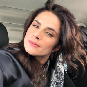 Dina Félix Costa Instagram - Bom dia ❤️
Quando se é hipermetrope
( dificuldade em focar objectos, letras, caras...ao perto entre outros pormenores ) às vezes é difícil explicar que, não , não estou a tentar fazer um olhar sensual 😂, mas obrigada por achares que estou 🥰
Não, não estou triste , estou só a tentar focar-te para te ver melhor 🤩 
E não , não posso, não devo, usar óculos ou lentes , só para ler ou estar ao computador.

A verdade é que não me incomoda nada q façam estas perguntas , mas quem me conhece sabe que mais tarde ou mais cedo vou parecer que estou a andar de olhos fechados e que vou ser atropelada a qualquer momento, sim pq tb provoco esse “alarme” a quem vai ao meu lado 😂!
Bem mas a verdade é q preciso muito de ver os textos que tenho de estudar e decorar e por vezes é um desafio 😰.
Lá vou eu aumentar a graduação , mas vou escolher uns óculos muita , muita giros;) em breve mostro os eleitos😍
Um beijinho no coração e uma ótima semana para todos ❤️😘
