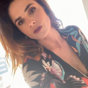 Dina Félix Costa Instagram - Um projeto que, não tenho dúvida!, foi o mais desafiante e difícil, a todos os níveis! E já tenho alguns aninhos de ficção !
A vida é feita de ciclos e este tem dado luta 😅. Foi até à última cena .... PIMBA!!!
Última cena da Emília, ontem, no último take , esbardalhei-me pelas escadas da editora a baixo 😱.... um chorrilho de palavrões que me saltaram da boca 😅 e que vão ter de ser cortados , para poupar os mais sensíveis e algum menor que esteja acordado 🙈🙈😂😅😂🤦🏻‍♀️!!

Foram muitos meses agora Já está !!! 😂😂😂😂😂
Vou continuar com o gelo e o transact, de perna esticada🤨
Alguma sugestão para serão menos aborrecido 🙄
Netflix , HBO, Amazon.... 
❤️💋💋💋