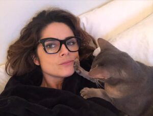 Dina Félix Costa Instagram - Dos meus serões preferidos sabiam?
Chegar a casa e ficar assolapada a este gato 🤤
Bom Serão também para vocês 😊😘