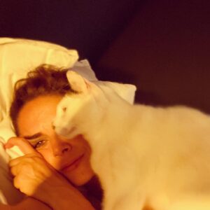 Dina Félix Costa Instagram - Acordar com as cócegas dos bigodes da minha gata🙀😁🥰
Sou rodeada de Amor pelos que Amo e isso é como ter.... 🤔uma botija de água quente junto ao coração??!!!😍... 🤣🤣🤣
Tão piroso mas tão verdade ❤️

Como diria a Emília / Mi 😁

“Bom dia pa todas as chavalas e pa todos os chavales ”😜☔️😘