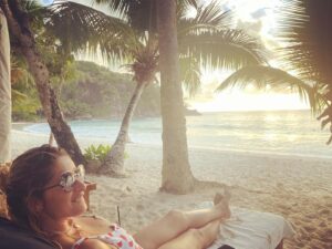 Dina Félix Costa Instagram - Sunset 🧜🏻‍♀️
Paradise 🤤.
.
.
.
.
#seychelles #ilhasseychelles #hapiness #love #sunset ❤️