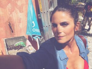 Dina Félix Costa Instagram - Diário de um Des..confinamento .
A recomeçar as gravações de mais um projeto @amardemaistvi .
Para trás ficam as memórias de uma quarentena cheia de emoções!! umas fortes outras fraquinhas .🤷🏻‍♀️
Estive feliz depois estive triste. Dias cheia de pica, depois nem por isso 🤨, juro que até acho que cantei 😂😂 A Telescola e os seus quilómetros de trabalhos de casa para ajudar a realizar , ser professora dos nossos filhos não é pera doce 😩
Cozinhei os meus pratos preferidos , acho que os aprimorei 😋 
Corridas pela costa vicentina, o lugar onde estive assim o permitiu:).
Li e reli guiões . 
Acabei livros que estavam à minha espera e que não tinha tempo para eles 🤓
E as compras de supermercado e a loucura do desinfeta peça a peça , produto a produto????!!!! 😳😰A verdade é que foi por gestos como este e por  termo-nos mantido “exilados”que já estamos a puder voltar às nossas vidas e aos nossos trabalhos !!! Aqui na primeira fotografia, a Emília Goulart uma mulher que por amar demais se vai meter em 31’s e vem armada 😂!!Sedimentei relações Separei o trigo do joio.
Arreliei-me , desareliei-me e no fim de contas espero ter feito um bom trabalho. 🥰😍😅🤪💪🙏❤️🤦🏻‍♀️🤯😳😂😭🥵👻❤️
Um grande beijinho e bom jantar 💋