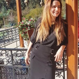 Dina Félix Costa Instagram - E assim me despedi desta viagem, que foi Valor da Vida! 
Estava este dia lindo de sol mas  muito frio,  a temperatura chegou a ZERO GRAUS!
Agradeço ao realizador @viriato_84 por ter tido pena de mim e me ter deixado ficar com as minha meias (verdes) quentinhas  e com os meus ténis (Brancos) muito confortáveis 😂! Aí em casa não vão conseguir perceber , estava sentada e o plano era dos joelhos para cima 😜🙏
Consegui dizer as últimas falas da Jamilah sem ficar com a boca roxa e a bater o dente!!;))
Fomos uma equipa Guerreira!!!!!!
Gravámos 208 episódios em 6 meses e poucos dias, é muito pouco tempo, por isso exige de todos nós um enorme esforço mental e físico. Mas saí ilesa 😂 
Agora é recarregar baterias  e pôr a família em dia , mimos e essas coisas todas 😍
Um grande Beijinho e obrigada pelo vosso carinho e apoio ❤️
