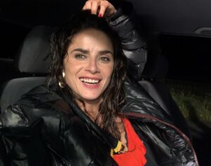 Dina Félix Costa Instagram - Gravar pela madrugada dentro com uma equipa de luxo, colegas de luxo , chuva e frio aguenta-se com esta disposição 😍!
.
.
#serie #segedosquematam
#alentejoportugal 
#alegrianotrabalho