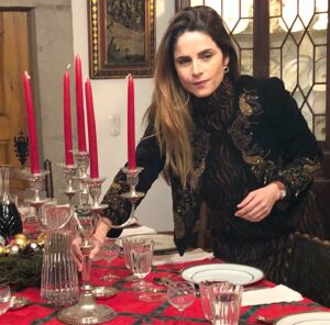 Dina Félix Costa Instagram - Bom Natal a todos os meus amigos e a todos os,  que me tem apoiado nesta longa jornada que tem sido Valor da Vida e que está a chegar ao fim.
Obrigada pelo vosso apoio e carinho.
È muito importante, sentir o vosso apoio, ler as vossas queridas mensagens; dão força para trabalhar com ainda mais garra e entusiasmo! 
Foi uma noite feliz porque passei junto das pessoas mais importantes da minha vida a minha Família!Espero q a vossa também tenha sido feliz ❤️
Um grande Beijinho

#familiareunida #amor #natal2018 
#pelosolhosdaminhamana #helenafelixdacosta