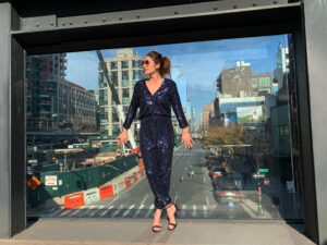 Dina Félix Costa Instagram - Há sempre uma história à nossa espera em todos os lugares... 😊
 O Hight Line Park em Manhattan um dos meus sítios preferidos desta viagem. Quem por estas bandas passar,  recomendo um passeio por estas antigas linhas de comboio. 
Incrível como conseguiram transformar um sítio problemático , perigoso, num parque , seguro bonito e elegante. 
Thanck you sweet @catarinamoura.management, por toda a dedicação e carinho ❤️
Thank sweet @suvolz pelo styling para q em todas as ocasiões profissionais me sentisse uma verdadeira princesa ☺️.
@iemmys 
@39a_conceptstore 
@eugeniocamposjewels
@aldo_shoes #aldoshoesportugal 🙏
.
.
#asentirmeabençoada #workhardplayhard 
#emmys2019