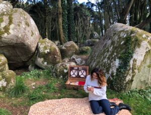 Dina Félix Costa Instagram - Passear na nossa Serra de Sintra, piqueniques em florestas mágicas...
Não preciso de muito mais para ser feliz 😊
Beijo e bom resto de fim de semana ❤️