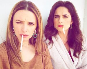 Dina Félix Costa Instagram - Raquel e Marina uma amizade cheia de segredos, aventuras, dança, jantaradas,tensão e muito suspense...
@segredosquematam a próxima série da @tvioficial 🍎😘
.
.
#thelmaandlouise
#DiPi