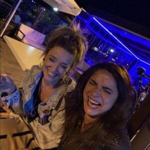 Dina Félix Costa Instagram - A João e eu aqui em Raquel e Marina , numa cena que nos divertimos tanto a fazer.
Trabalhar com a João é como ...🤔...ir à feira popular, andar nos divertimentos todos e ainda acabar a comer algodão doce e maçã caramelizada 🤤!
Tenho a maior admiração pela João , é uma lutadora,  na vida e no trabalho, tem um talento e beleza que marcam a nossa geração e que fazem toda a diferença nesta história , uma actriz que faz tudo com muita verdade,tão bonita e genuína, duma generosidade comovente!
Entrou na minha vida como Raquel , mas é já uma amiga muito especial, temos uma ligação muito forte e poderosa , é um coração bom!! Estou apaixonada por ela 😂, a sério estou mesmo!!! Acabamos o trabalho e vamos aí por  Lisboa , divertirmo-nos , como Di e Pi é como nos tratamos, Di de Dina e Pi de Pinho .
Tenho uma paixão enorme por esta mulher que vai para sempre ficar no meu coração e na minha vida! 
O mais importante, para mim num trabalho o que mais dou valor e me importa é a qualidade das pessoas , dos seus valores e caráter,  e a João é das pessoas mais bonitas e bom coração com que já me cruzei , em trabalho e na vida.
Se passarem para o lado , a fotografia ( onde não estamos propriamente giras 😂😂😂, eu pareço um peixe balão , prestes a rebentar e a Pi parece que tem uma palmeira na cabeça😂) , mas ilustra bem o quanto nos divertimos juntas!
Adoro trabalhar contigo minha Pi ❤️
Obrigada pelo maravilhoso manjar , feito pela tua mãe , que me convidaste ontem a provar,no teu ninho ❣️