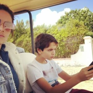 Dina Félix Costa Instagram - Diário de um Des..confinamento .
A recomeçar as gravações de mais um projeto @amardemaistvi .
Para trás ficam as memórias de uma quarentena cheia de emoções!! umas fortes outras fraquinhas .🤷🏻‍♀️
Estive feliz depois estive triste. Dias cheia de pica, depois nem por isso 🤨, juro que até acho que cantei 😂😂 A Telescola e os seus quilómetros de trabalhos de casa para ajudar a realizar , ser professora dos nossos filhos não é pera doce 😩
Cozinhei os meus pratos preferidos , acho que os aprimorei 😋 
Corridas pela costa vicentina, o lugar onde estive assim o permitiu:).
Li e reli guiões . 
Acabei livros que estavam à minha espera e que não tinha tempo para eles 🤓
E as compras de supermercado e a loucura do desinfeta peça a peça , produto a produto????!!!! 😳😰A verdade é que foi por gestos como este e por  termo-nos mantido “exilados”que já estamos a puder voltar às nossas vidas e aos nossos trabalhos !!! Aqui na primeira fotografia, a Emília Goulart uma mulher que por amar demais se vai meter em 31’s e vem armada 😂!!Sedimentei relações Separei o trigo do joio.
Arreliei-me , desareliei-me e no fim de contas espero ter feito um bom trabalho. 🥰😍😅🤪💪🙏❤️🤦🏻‍♀️🤯😳😂😭🥵👻❤️
Um grande beijinho e bom jantar 💋