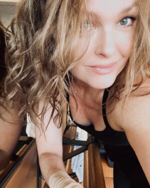 Dina Meyer Instagram - 💪 Monday Motivation 🙌

Health is Wealth People!
Take care of your body, and it takes care of you.

Age, illness, injury… it happens to all of us.

If you haven’t already, try to do something that makes you a little stronger today. 
Or at least, a little happier. 😀👍

Movement, music, and meditation work for me.

Life is so fragile and we don’t know what tomorrow will bring.
So why not take a little break and focus on yourself today?

Breathe.  STRETCH. Dance (my favorite ❤️)

Be present and be grateful for what (and WHO) you have… today.

“You know what to do!” Go get ‘em Trooper! OohRah 💪👊👊👊

.
.
.
#motivation #inspiration #healthylifestyle #starshiptroopers #dizlives #love #happiness #gratitude #goodvibes #barre