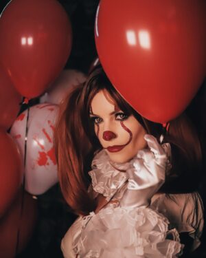 Dionne Slagter Instagram - Don’t you want a balloon Georgie? 🎈😏

(Happy Halloween🖤)