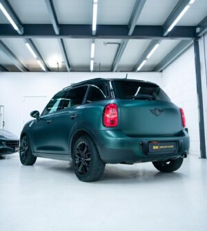 Dionne Slagter Instagram - Mijn Mini Cooper heeft een nieuw kleurtje gekregen dankzij @absolute.motors 🖤☘️ Hij is zo gigantisch mooi geworden! Na schade te hebben gereden aan m’n auto, moest een gedeelte opnieuw gewrapped worden. Nu was mijn vorige wrap uit het assortiment gehaald en moest de hele auto opnieuw worden gedaan in een ander kleurtje. Ik wist dat donkergroen en Mini goed samengaan, maar mijn mond viel open van dit resultaat! Wat een chique bak ineens! 🙏🏻 #gifted
