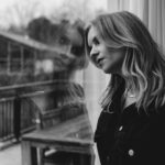 Dionne Slagter Instagram - Inmiddels bijna een week geleden werd de laatste aflevering van mijn documentaire ‘Moordpillen?’ uitgezonden en wilde nog even een momentje pakken om iedereen enorm te bedanken voor de waardevolle en hartverwarmende berichtjes. Het is voor velen een herkenbaar drieluik geworden en ging flink met de billen bloot. Ik wilde even laten weten dat het goed met mij gaat en ik sinds mijn nieuwe diagnose zoveel nieuwe inzichten heb gekregen. Het is verhelderend geweest.. misschien zelfs een opluchting! Er komt nog een uitgebreide video over de lichamelijke onderzoeken, hoe het slaaponderzoek is geweest en hoe ik omga met mijn diagnose autisme. Mijn leven is door alle hulp in ieder geval ontzettend veranderd! Nog steeds leer ik dagelijks meer over mijzelf en hoe ik mijn leven het beste vorm kan geven. Dit laten vastleggen op camera, is alleen geen kattenpis en dat het zo mooi is ontvangen, doet mij goed! Bedankt iedereen en bedankt @simpelzodiak en @bnnvara 🖤🙏🏻