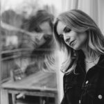 Dionne Slagter Instagram - Inmiddels bijna een week geleden werd de laatste aflevering van mijn documentaire ‘Moordpillen?’ uitgezonden en wilde nog even een momentje pakken om iedereen enorm te bedanken voor de waardevolle en hartverwarmende berichtjes. Het is voor velen een herkenbaar drieluik geworden en ging flink met de billen bloot. Ik wilde even laten weten dat het goed met mij gaat en ik sinds mijn nieuwe diagnose zoveel nieuwe inzichten heb gekregen. Het is verhelderend geweest.. misschien zelfs een opluchting! Er komt nog een uitgebreide video over de lichamelijke onderzoeken, hoe het slaaponderzoek is geweest en hoe ik omga met mijn diagnose autisme. Mijn leven is door alle hulp in ieder geval ontzettend veranderd! Nog steeds leer ik dagelijks meer over mijzelf en hoe ik mijn leven het beste vorm kan geven. Dit laten vastleggen op camera, is alleen geen kattenpis en dat het zo mooi is ontvangen, doet mij goed! Bedankt iedereen en bedankt @simpelzodiak en @bnnvara 🖤🙏🏻