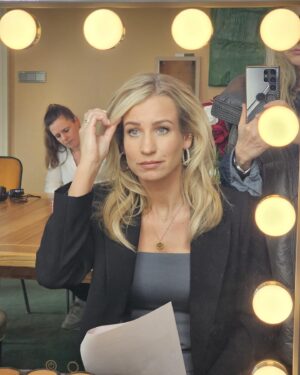 Dionne Stax Instagram - Een week van onschatbare waarde #VanOnschatbareWaarde #VOW

1. Fotobommetje
2. Team ❤️
3. Wanneer je tijdens opnames je telefoon aan je hoofdredacteur en cameraman toevertrouwt 
4. B&B 
5. Behind the scenes
6. Finishing touch
7. ‘En wat is je bodemprijs?’
8. Hoi hoi!