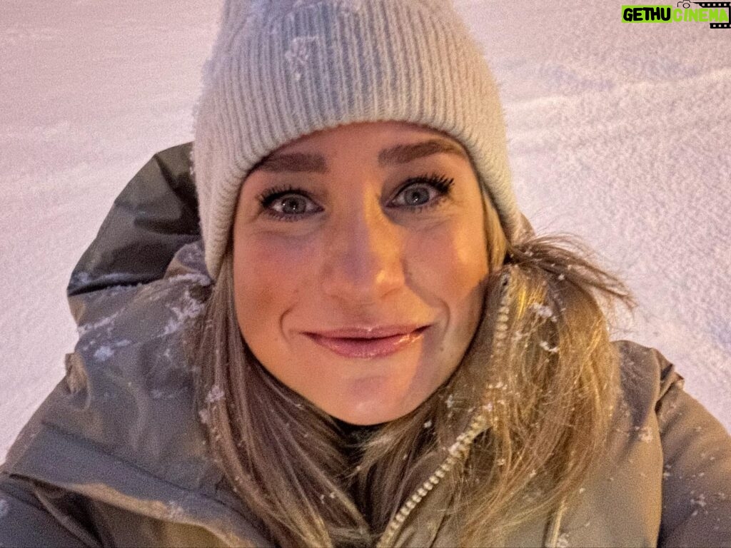 Dionne Stax Instagram - Nagenieten 🤍❄️☃️ #hethogenoorden #opnames #seizoen2 1. Snowfie ❄️ 2. Team 🤍 3. Team 1 seconde later 4. Lady Aurora 💚 5. Vrienden gemaakt 6. Nóg meer vrienden 7. 😍