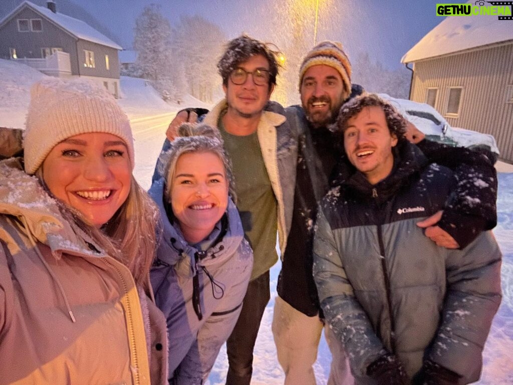 Dionne Stax Instagram - Nagenieten 🤍❄️☃️ #hethogenoorden #opnames #seizoen2 1. Snowfie ❄️ 2. Team 🤍 3. Team 1 seconde later 4. Lady Aurora 💚 5. Vrienden gemaakt 6. Nóg meer vrienden 7. 😍