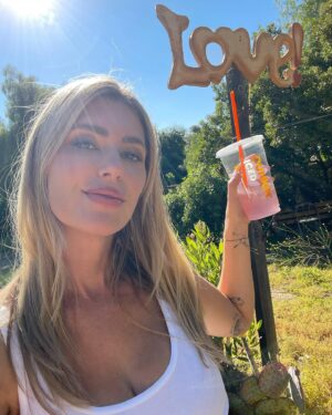Diora Baird Instagram - Fun fact: I was once hired to play a lesbian on a major network show that “let me go” right before we filmed, aka re cast me because I was told I wasn’t gay enough and it wasn’t believable for both women in the relationship to be feminine. 🤣 #Loveislove #BeYou #fuckthehaters #dunkin 🌈