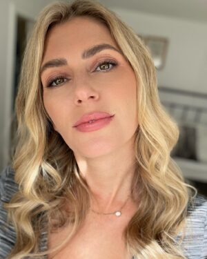Diora Baird Instagram - I did not have to curl my lashes at work today thanks to @wildflowerbeautyandbrows ✨(she’s also fully responsible for my brows)