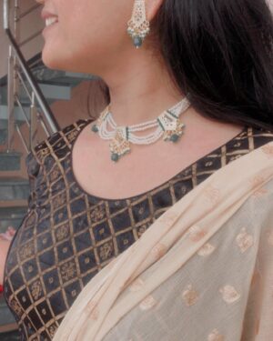 Disha Vakani Instagram - Beautiful necklace and earring sets from @vastrabypragya ❤️
Loved the detailing, how it has enhanced my complete attire ✨

Go follow @vastrabypragya 💕🌈