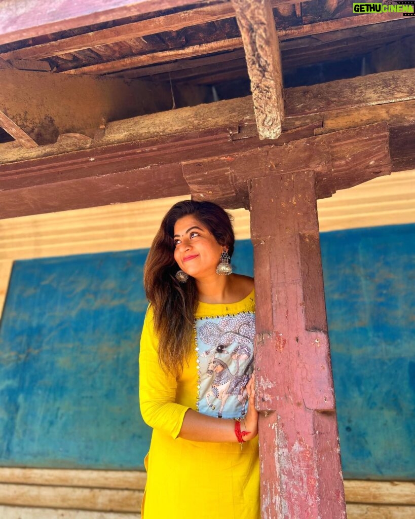 Divya Bharathi Vetrivel Instagram - 𝓖𝓲𝓿𝓮 𝔂𝓸𝓾𝓻𝓼𝓮𝓵𝓯 𝓽𝓲𝓶𝓮 🫶💛 📸 @nakshathra_viswanathan ☺️ #nivashinidivya #nivashini_ma #frankapannuvom #insta #instagood #yellowflowers #lovequotes #loveyourself