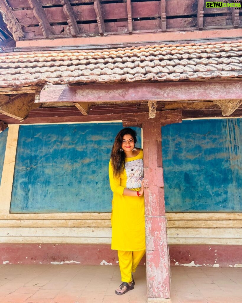 Divya Bharathi Vetrivel Instagram - 𝓖𝓲𝓿𝓮 𝔂𝓸𝓾𝓻𝓼𝓮𝓵𝓯 𝓽𝓲𝓶𝓮 🫶💛 📸 @nakshathra_viswanathan ☺️ #nivashinidivya #nivashini_ma #frankapannuvom #insta #instagood #yellowflowers #lovequotes #loveyourself