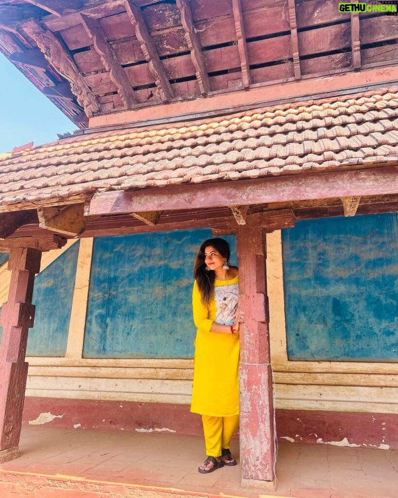 Divya Bharathi Vetrivel Instagram - 𝓖𝓲𝓿𝓮 𝔂𝓸𝓾𝓻𝓼𝓮𝓵𝓯 𝓽𝓲𝓶𝓮 🫶💛 📸 @nakshathra_viswanathan ☺️ #nivashinidivya #nivashini_ma #frankapannuvom #insta #instagood #yellowflowers #lovequotes #loveyourself