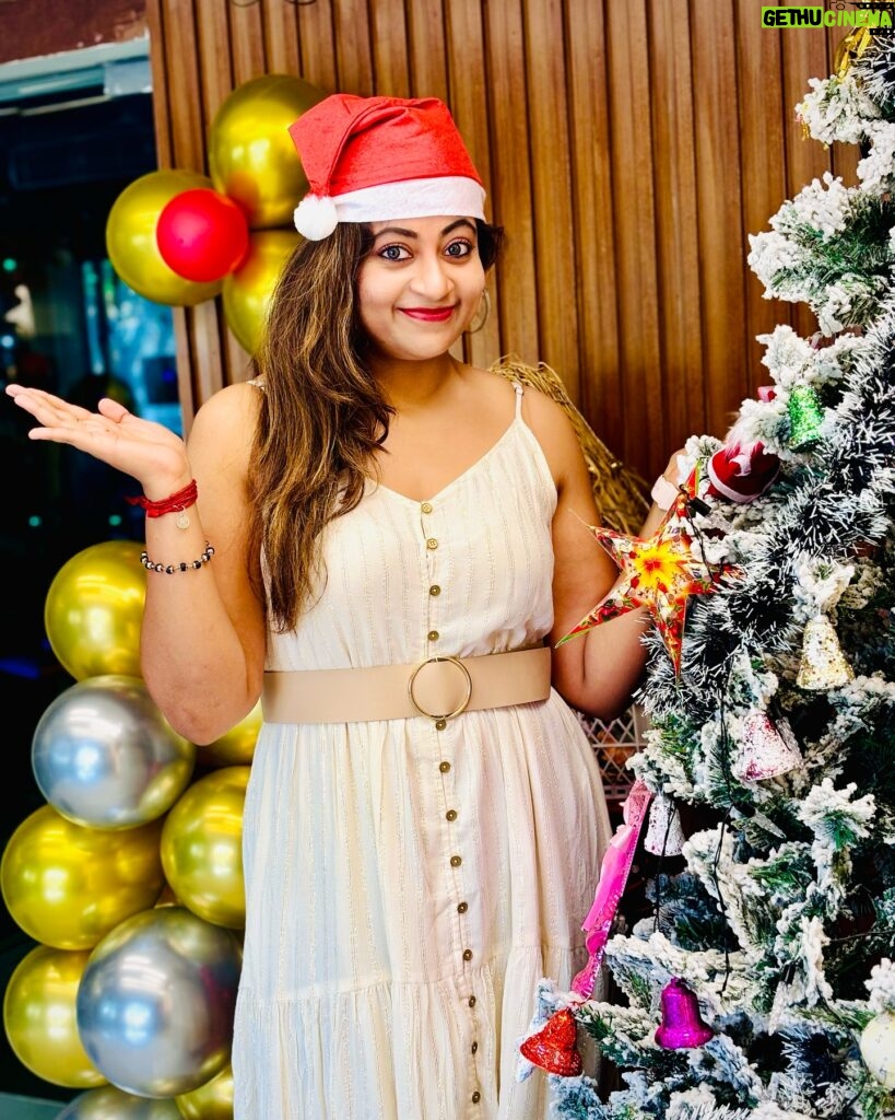 Divya Bharathi Vetrivel Instagram - 𝕸𝖊𝖗𝖗𝖞 𝕮𝖍𝖗𝖎𝖘𝖙𝖒𝖆𝖘 ❤️🥂🎄 📸 @priya_devaa 🎄 @geezsquad2.0 #nivashinidivya #christmas #christmastree #christmasdecorations #nivashinidivya #nivashini_ma #frankapannuvom #instagood
