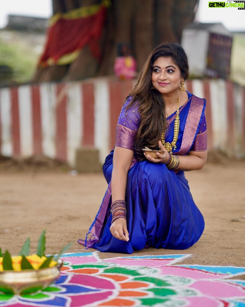 Divya Bharathi Vetrivel Instagram - 𝐏𝐨𝐧𝐠𝐚𝐥 𝐯𝐢𝐛𝐞 𝐬𝐭𝐚𝐫𝐭𝐞𝐝 💙 📸 @p2click.in Saree @lakshmiboutique2021 #instagood #nivashinidivya #pongal #pongalcelebration #pongalkolam #pongalwishes #nivashini_ma #insta #frankpannuvom #sareefashion #sareecollection #celebritystyle