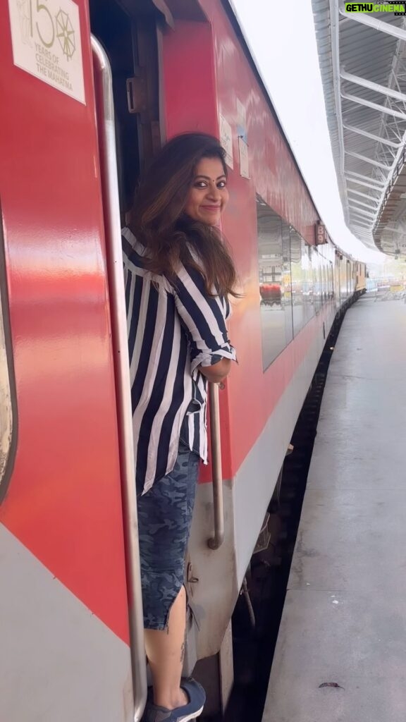 Divya Bharathi Vetrivel Instagram - Vaa rayil vida polaama Unakkenna kovama 🚆