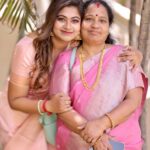 Divya Bharathi Vetrivel Instagram – Happy birthday amma❤️ 

📸 @haran_official_ 

#nivashinidivya #nivashini_ma #frankapannuvom #instagood #birthdaymoments #birthdaymom #amma #loveu #cake #lovequotes #instagram